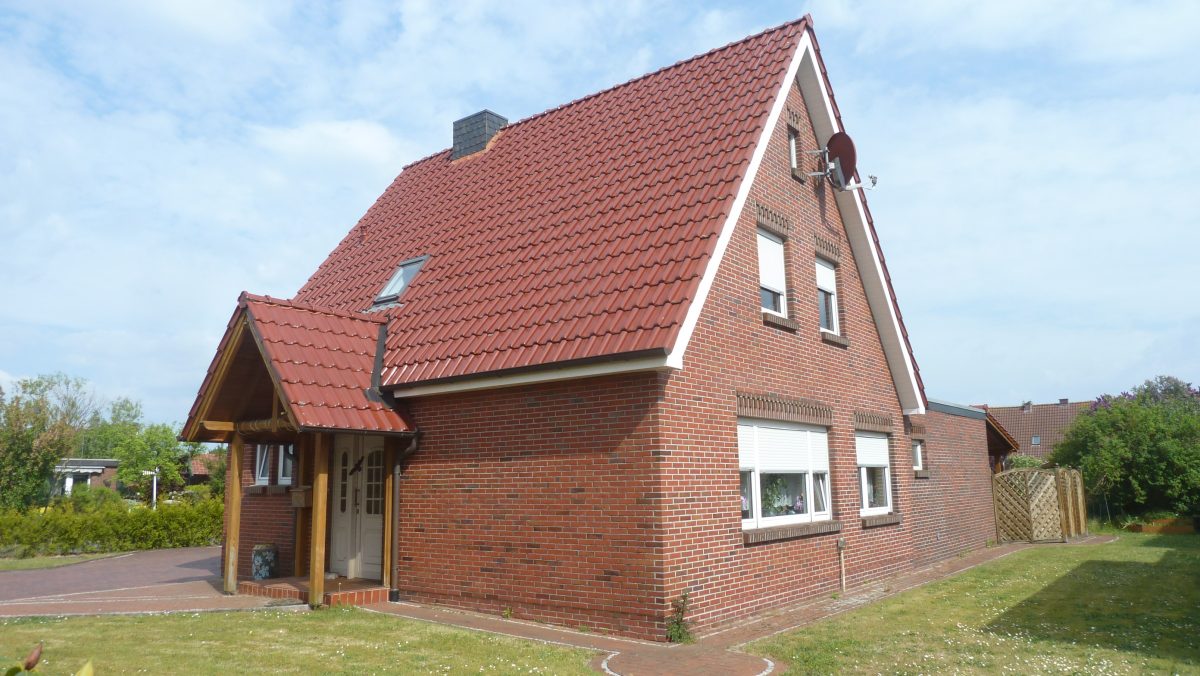 Wohnhaus mit großer Garage und Party-/Hobbyraum in Zetel-Astederfeld